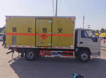 灵山爆破器材运输车工人安全操作规范与智能技术保障